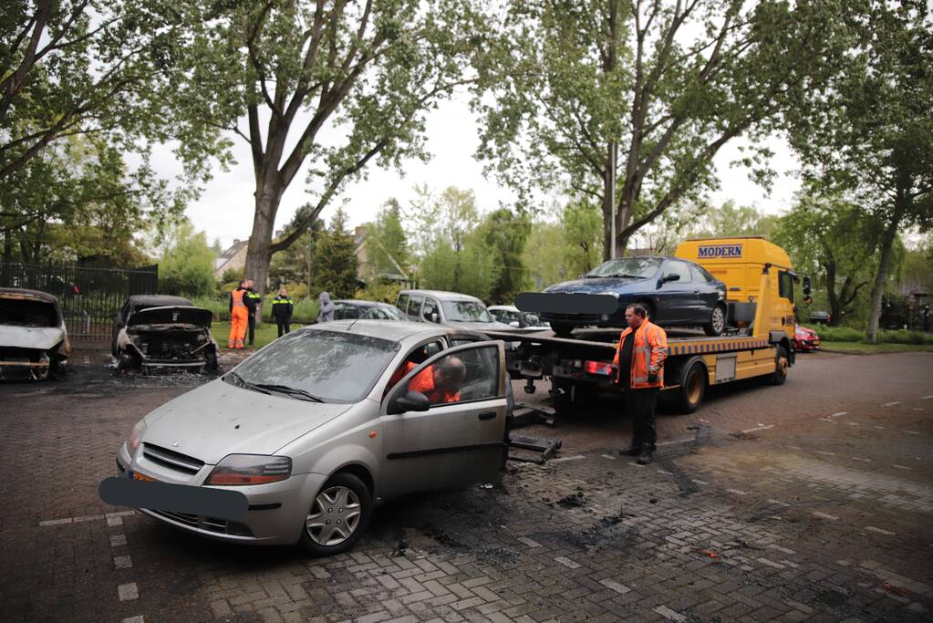 Meerdere auto's beschadigd door drie brandende auto's