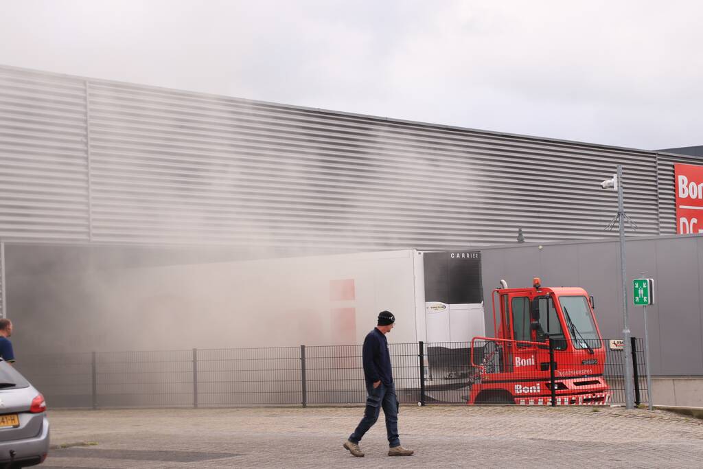 Distributiecentrum Boni ontruimd na brand in oplegger