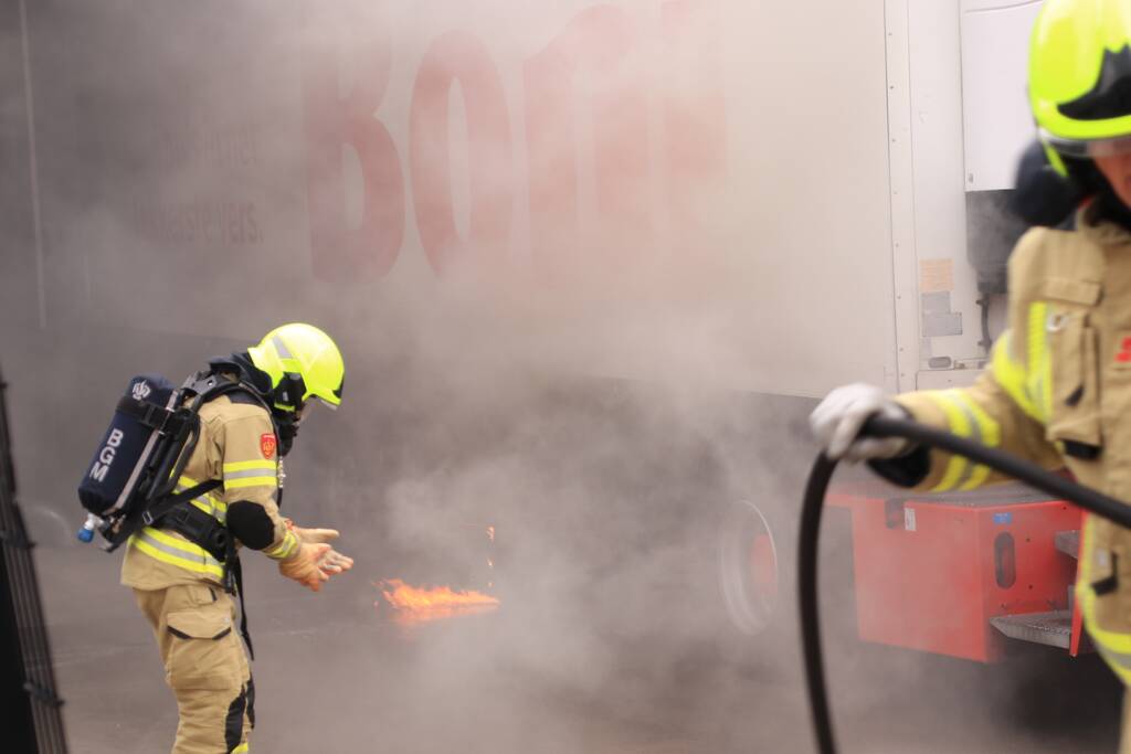 Distributiecentrum Boni ontruimd na brand in oplegger
