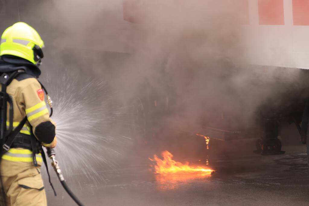 Distributiecentrum Boni ontruimd na brand in oplegger