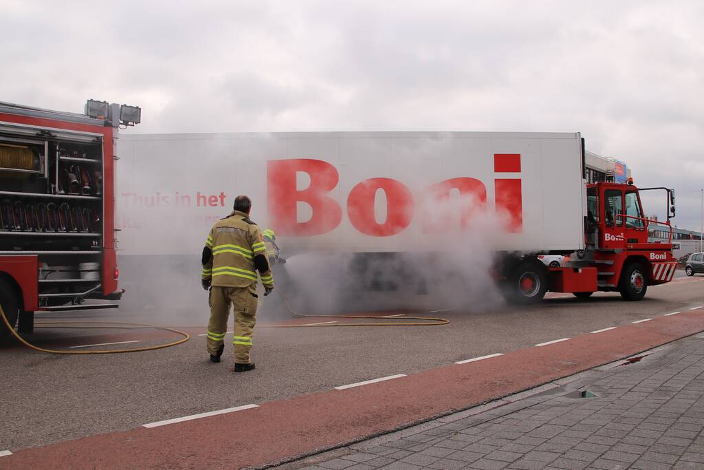 Distributiecentrum Boni ontruimd na brand in oplegger