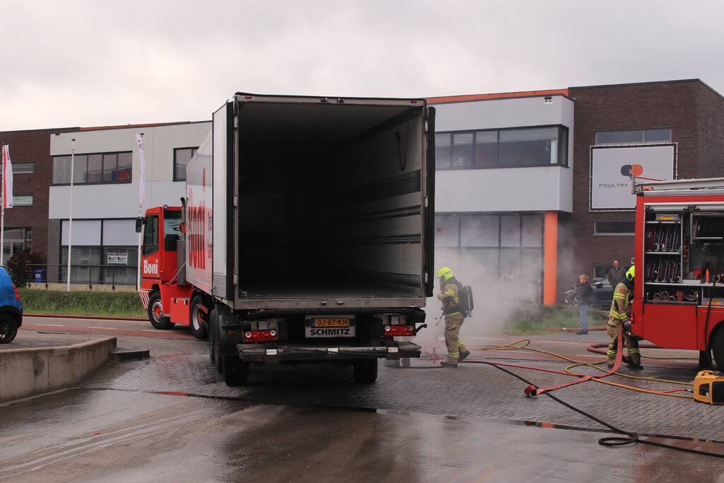 Distributiecentrum Boni ontruimd na brand in oplegger