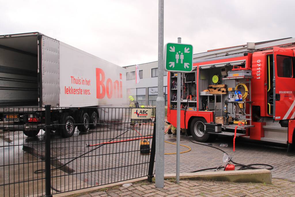 Distributiecentrum Boni ontruimd na brand in oplegger