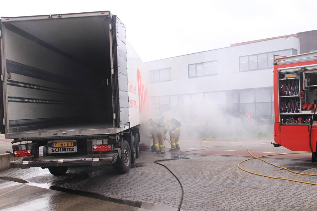 Distributiecentrum Boni ontruimd na brand in oplegger