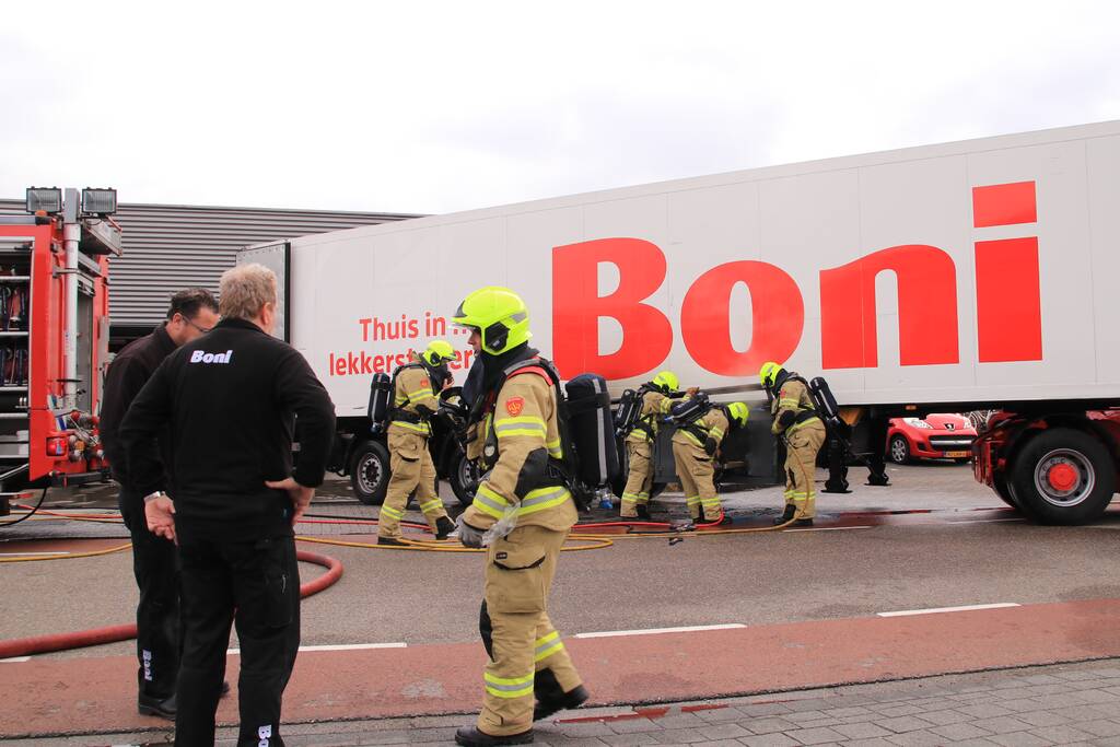 Distributiecentrum Boni ontruimd na brand in oplegger