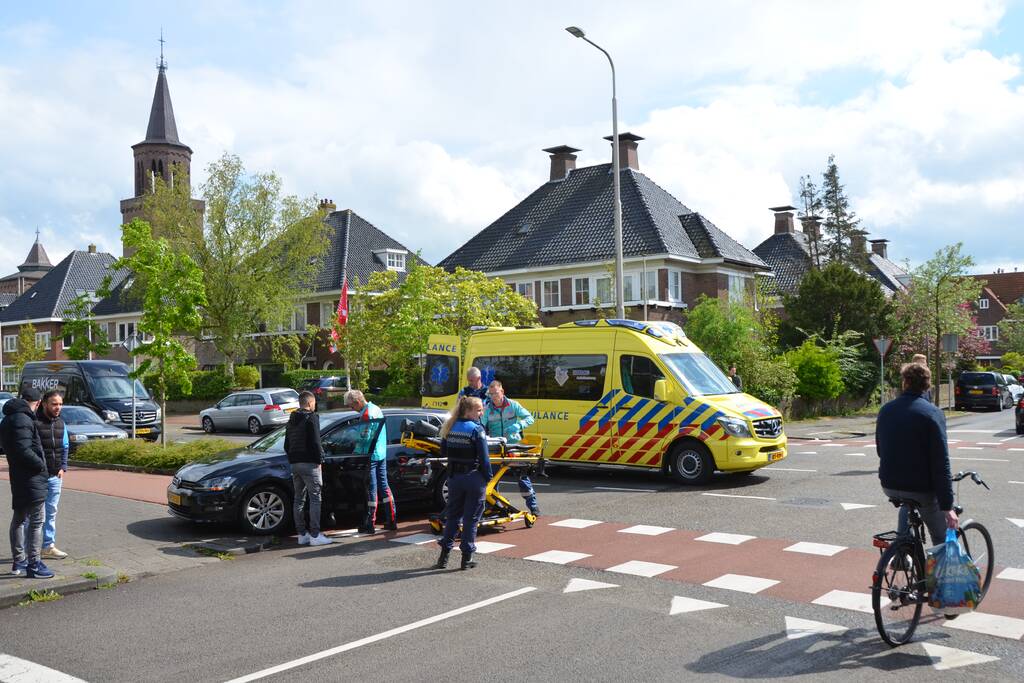 Automobilist gewond na botsing met mogelijk een vrachtwagen