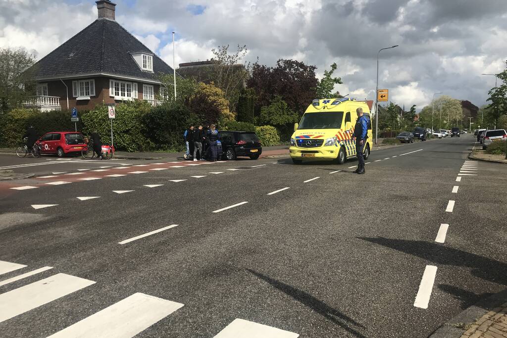 Automobilist gewond na botsing met mogelijk een vrachtwagen