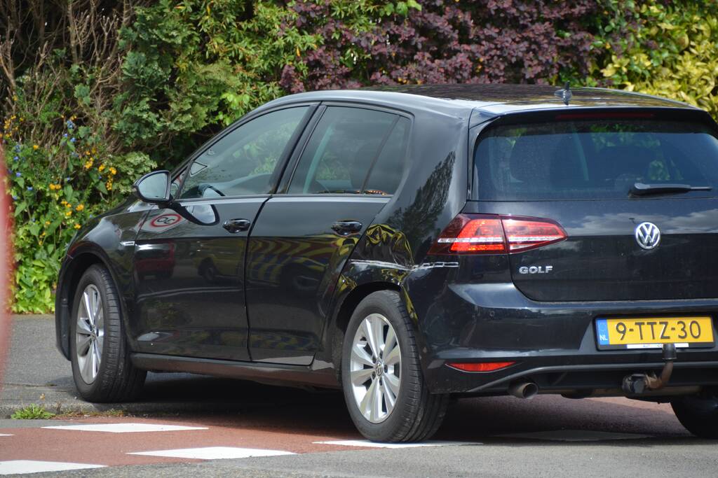 Automobilist gewond na botsing met mogelijk een vrachtwagen