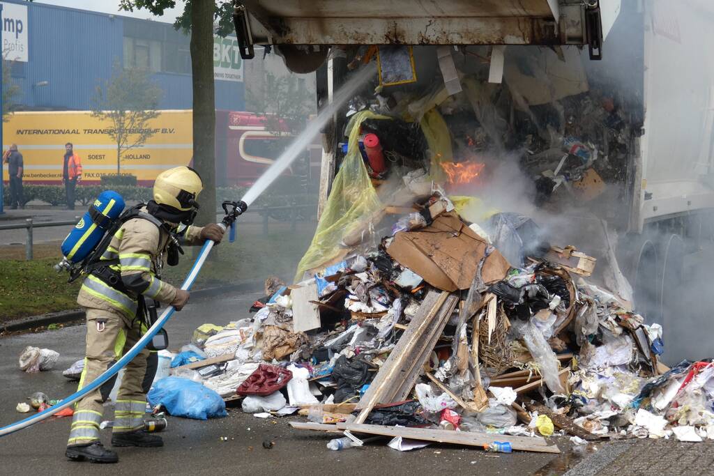 Brand in laadruimte van vuilniswagen