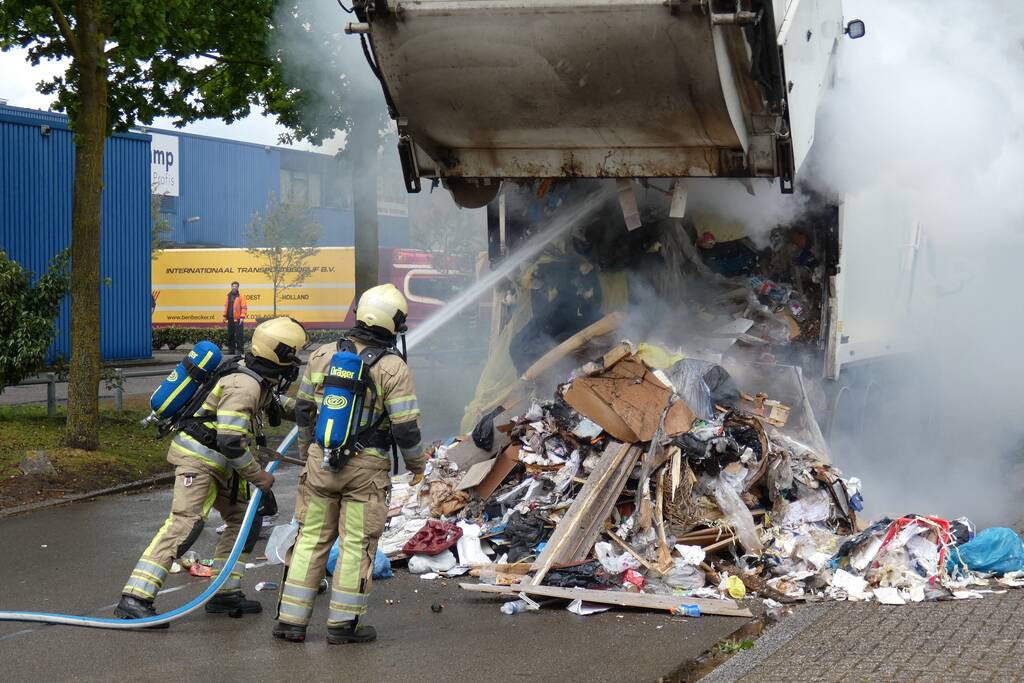 Brand in laadruimte van vuilniswagen