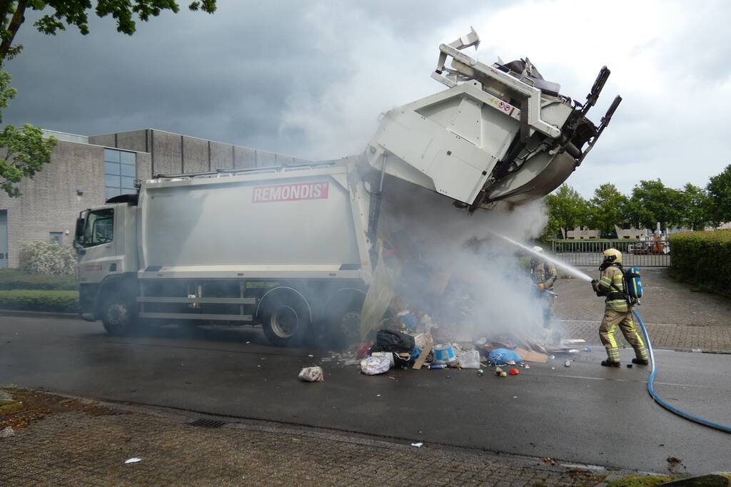 Brand in laadruimte van vuilniswagen