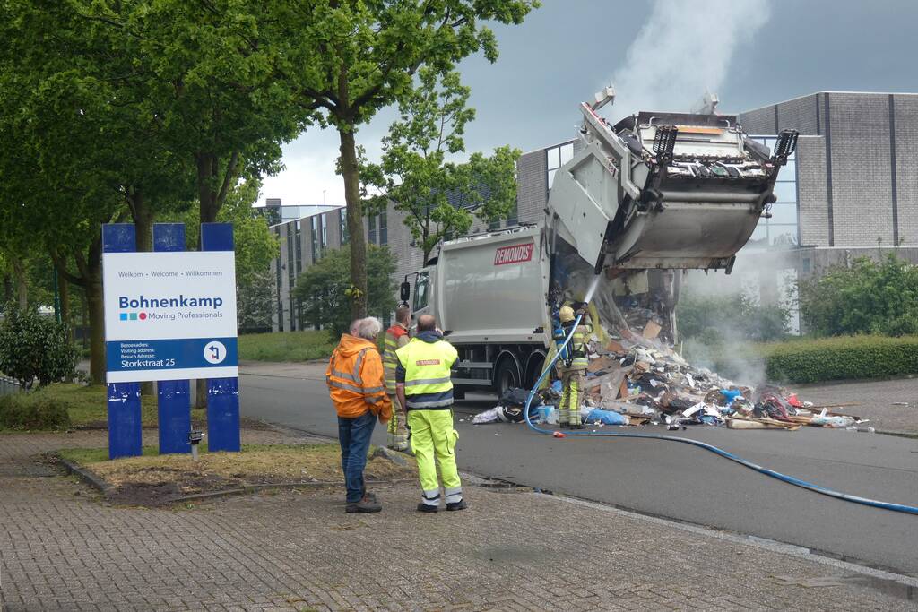 Brand in laadruimte van vuilniswagen