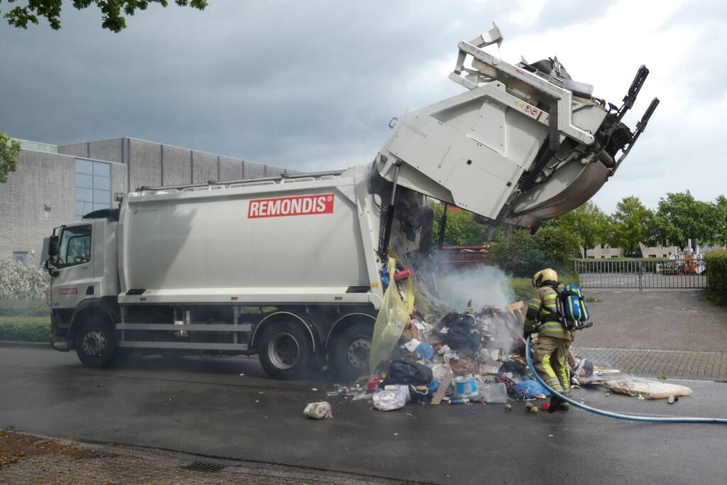 Brand in laadruimte van vuilniswagen