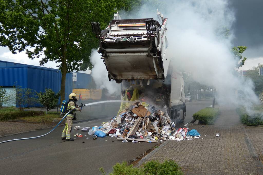 Brand in laadruimte van vuilniswagen