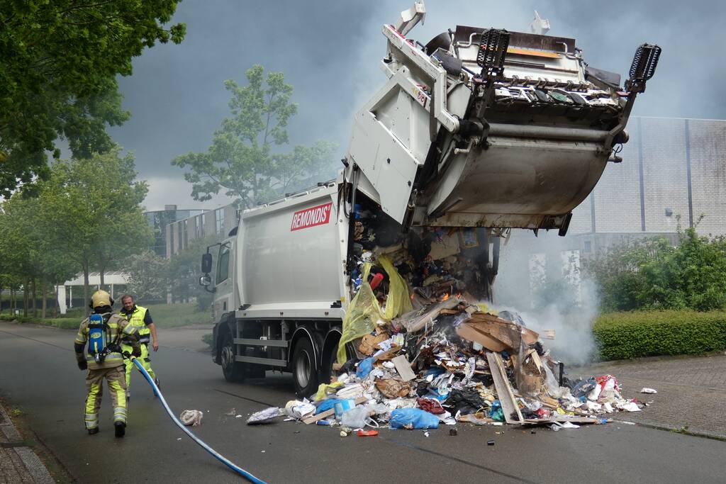 Brand in laadruimte van vuilniswagen