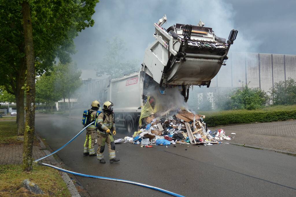 Brand in laadruimte van vuilniswagen