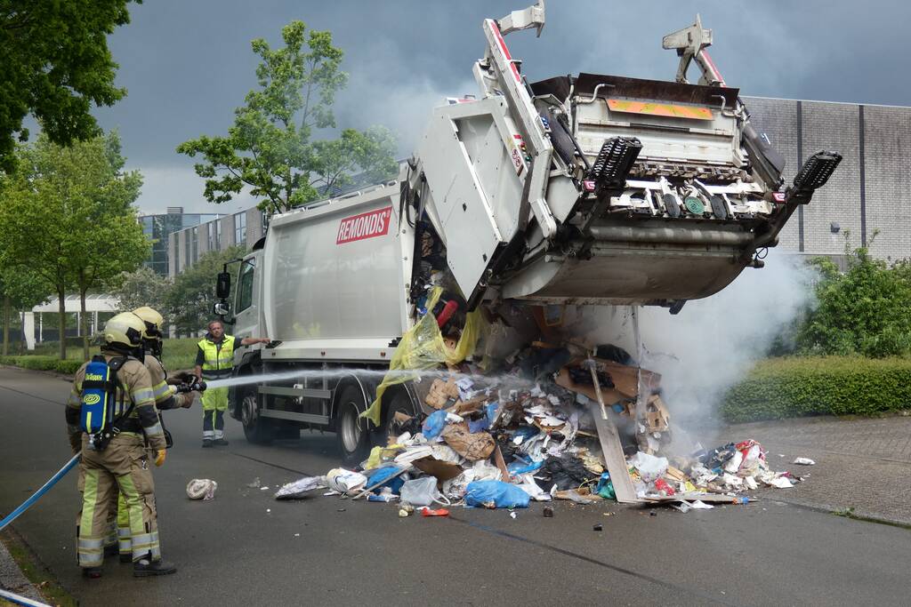 Brand in laadruimte van vuilniswagen