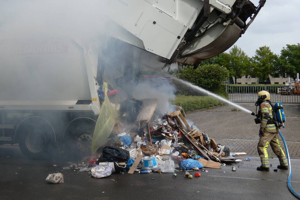 Brand in laadruimte van vuilniswagen