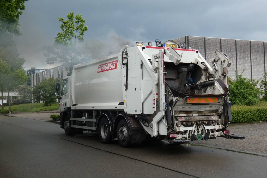 Brand in laadruimte van vuilniswagen