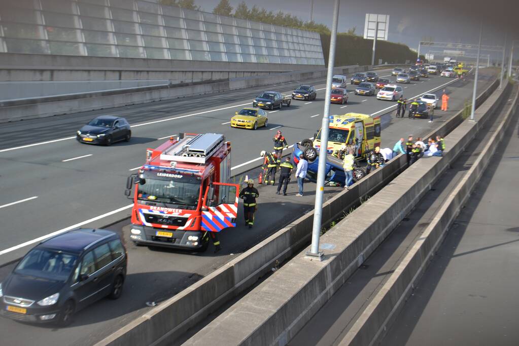 Auto over de kop bij ernstig verkeersongeval