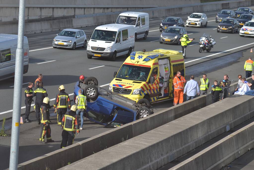 Auto over de kop bij ernstig verkeersongeval