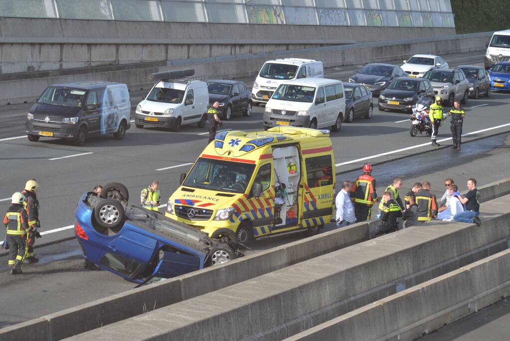 Auto over de kop bij ernstig verkeersongeval