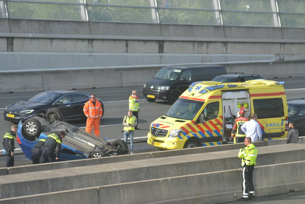Auto over de kop bij ernstig verkeersongeval