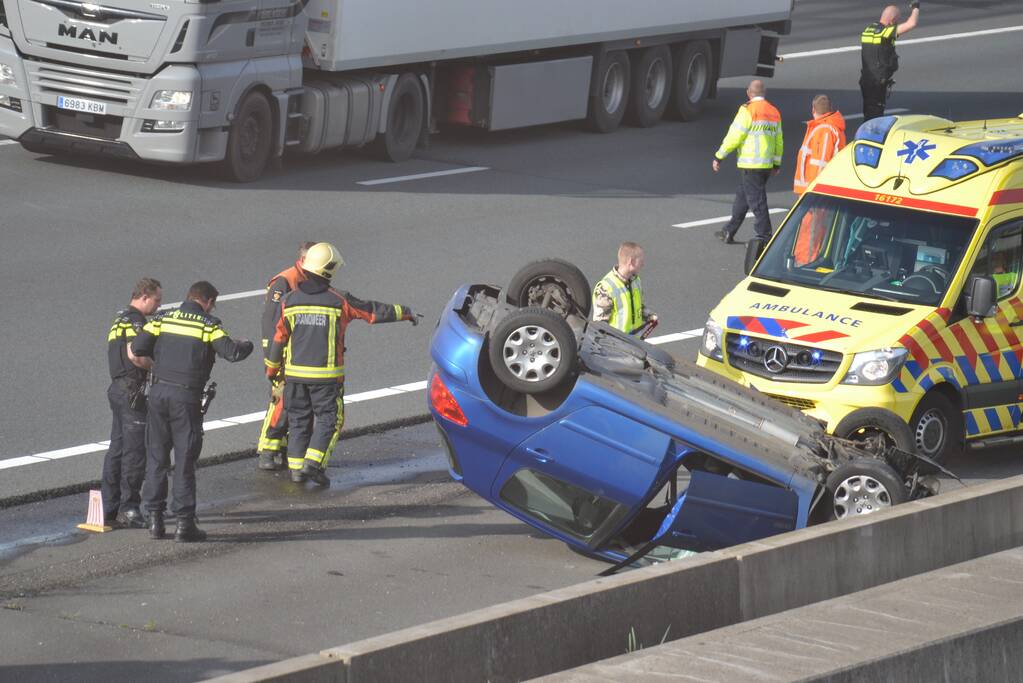 Auto over de kop bij ernstig verkeersongeval