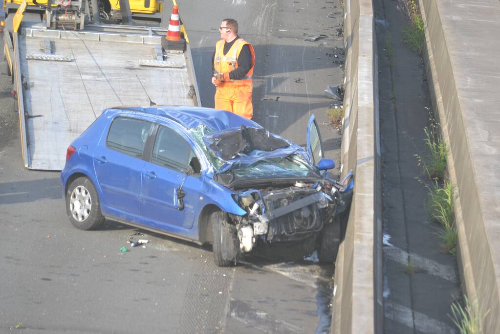 Auto over de kop bij ernstig verkeersongeval