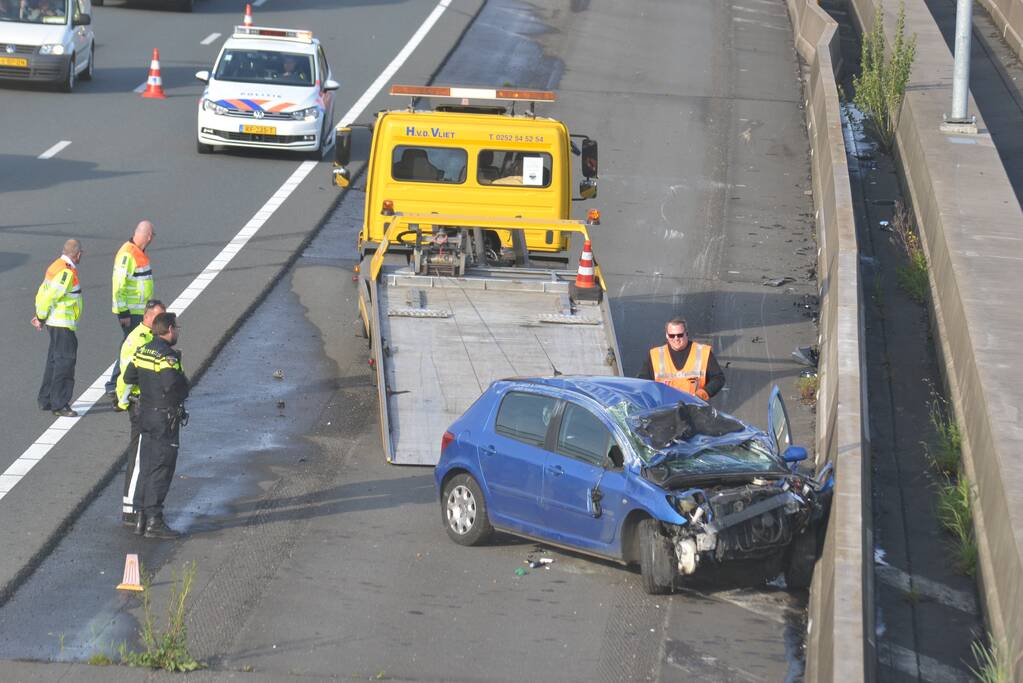 Auto over de kop bij ernstig verkeersongeval