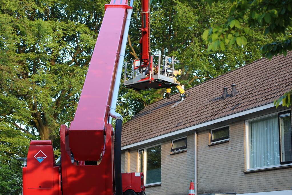 Brand in schoorsteen van woning