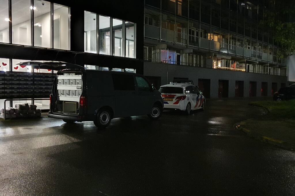 Dode in appartement, politie doet onderzoek