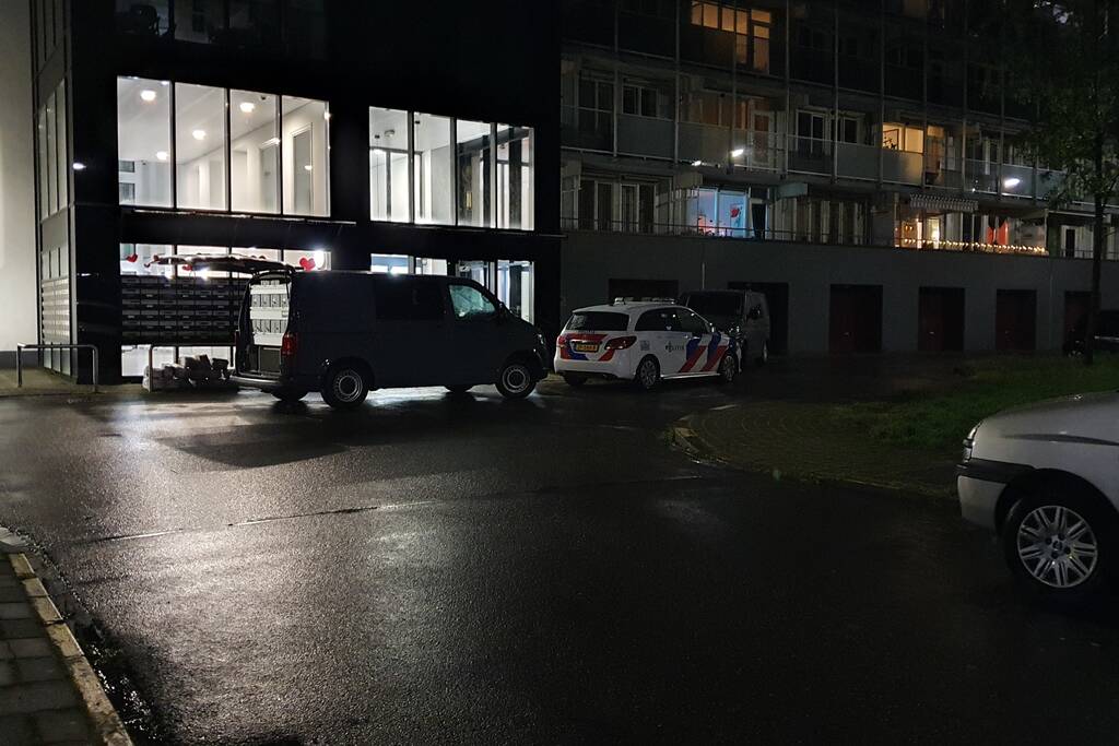 Dode in appartement, politie doet onderzoek