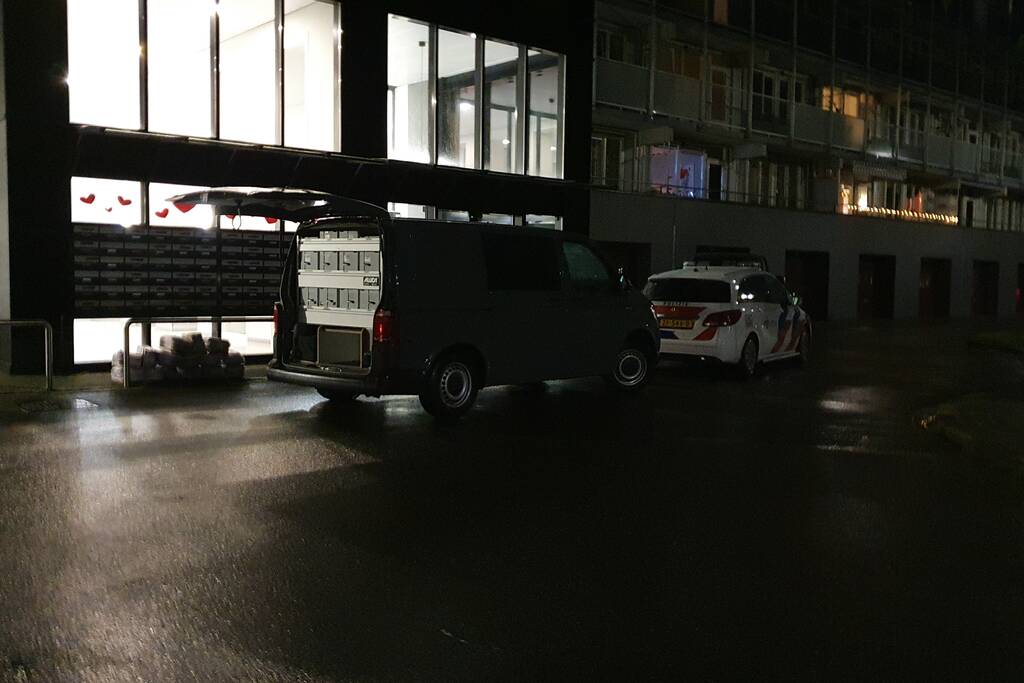 Dode in appartement, politie doet onderzoek