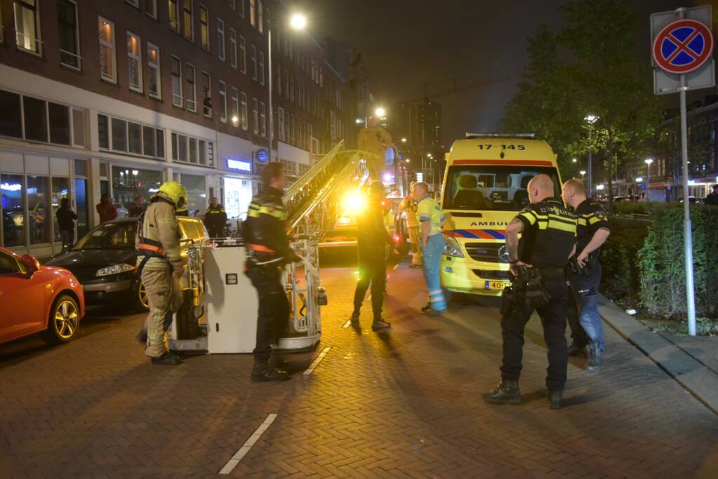 Verwarde man door politie en brandweer van het dak gehaald