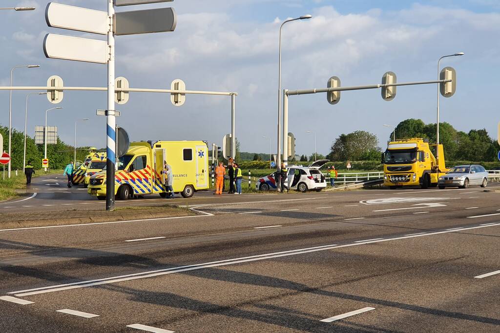 Fietser ernstig gewond na aanrijding met bestelbus