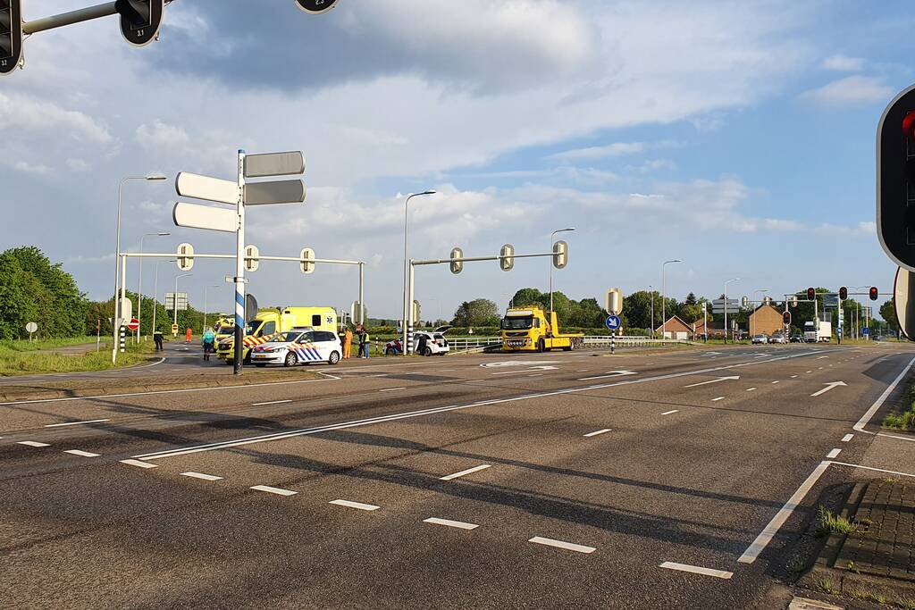 Fietser ernstig gewond na aanrijding met bestelbus