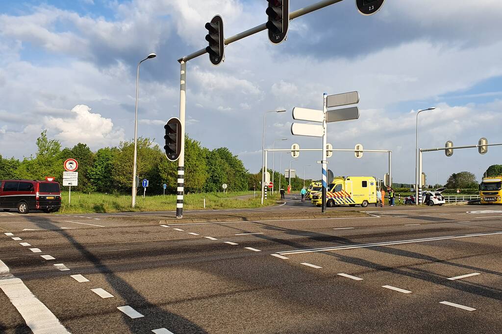 Fietser ernstig gewond na aanrijding met bestelbus