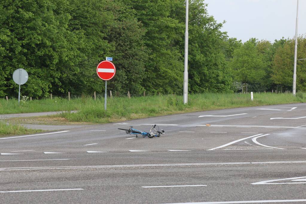 Fietser ernstig gewond na aanrijding met bestelbus