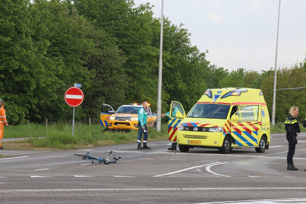 Fietser ernstig gewond na aanrijding met bestelbus