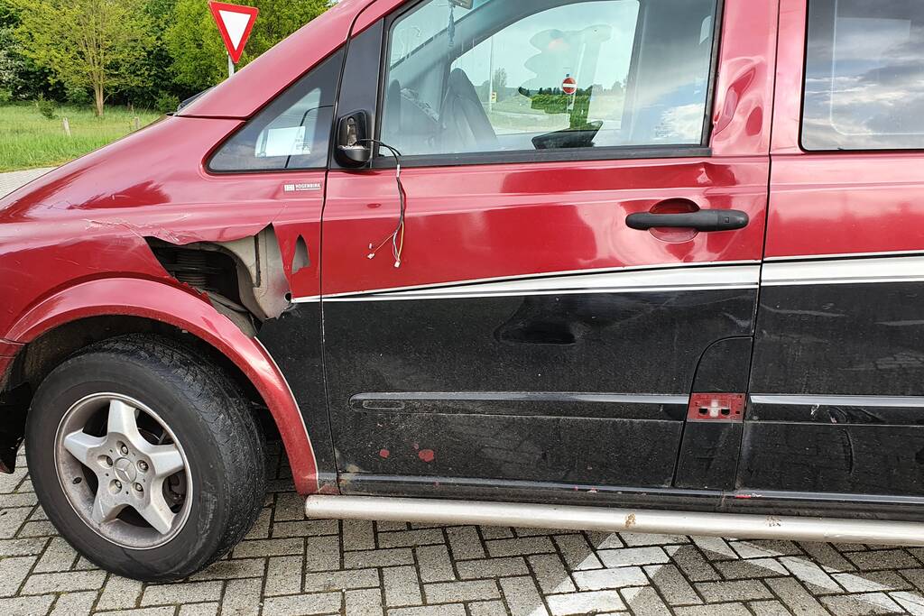 Fietser ernstig gewond na aanrijding met bestelbus