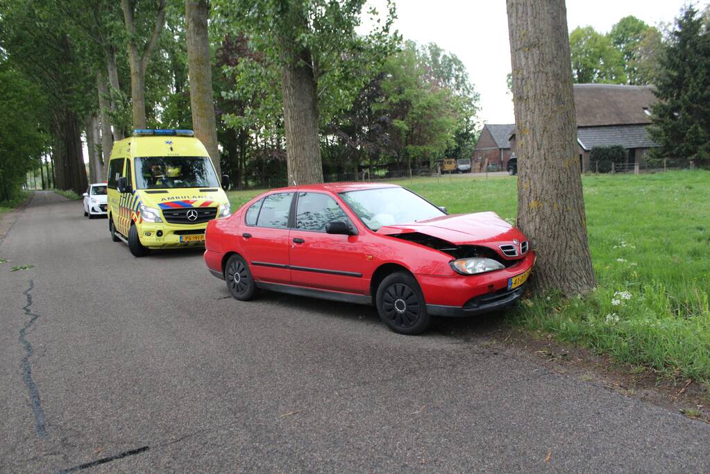 Automobilist wijkt uit en knalt op boom
