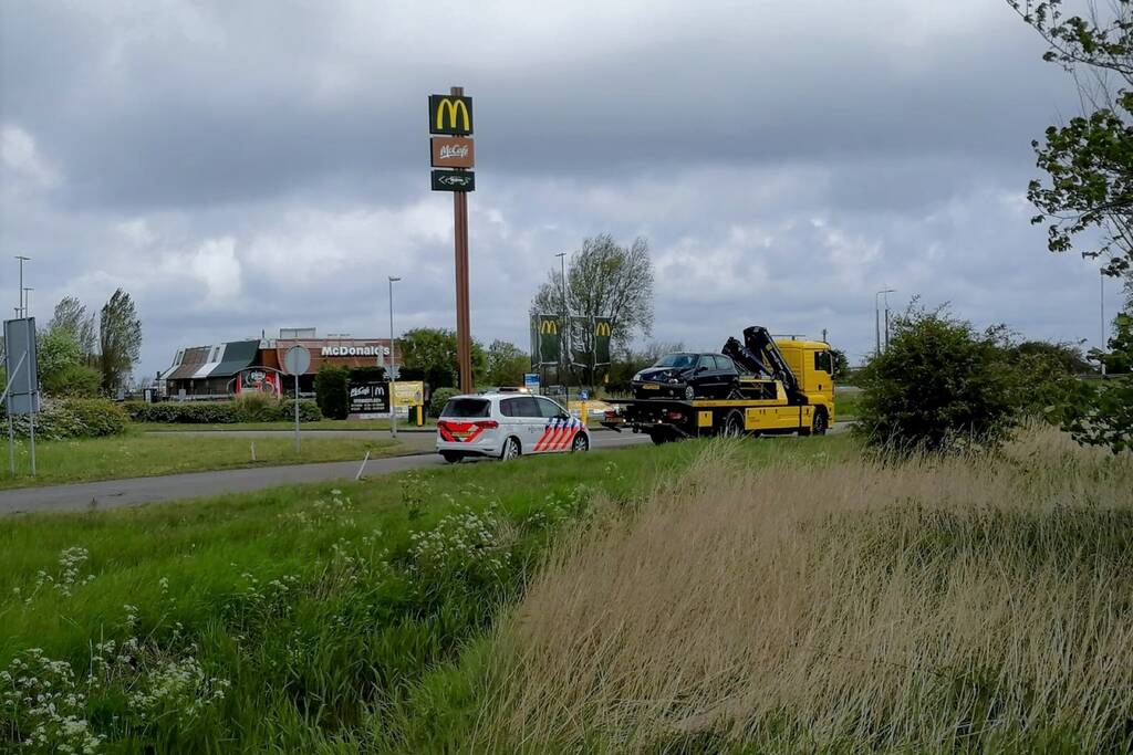 Auto zwaar beschadigd na aanrijding