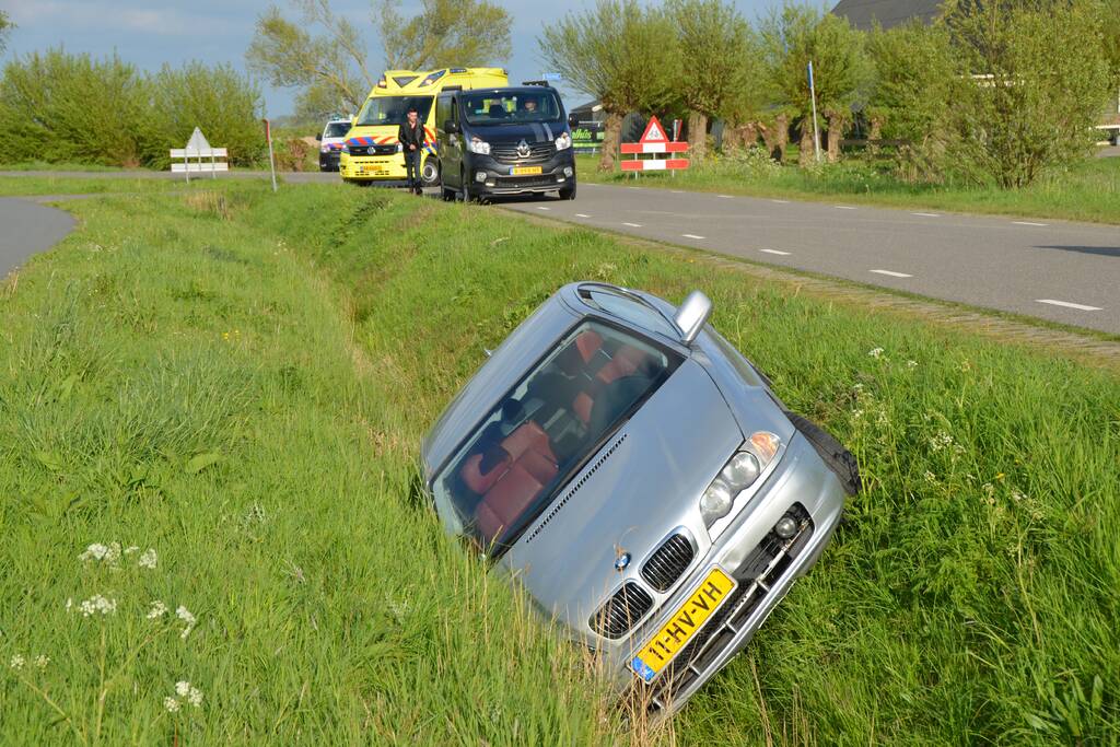 Personenauto raakt van de weg