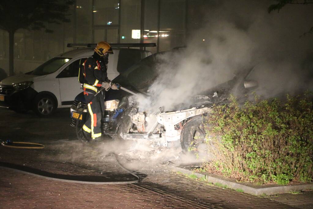 Voertuig door brand verwoest