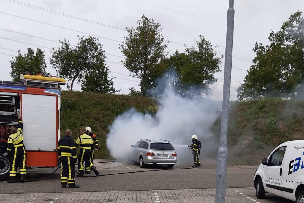 Geparkeerde auto Rosada Factory Outlet vat vlam
