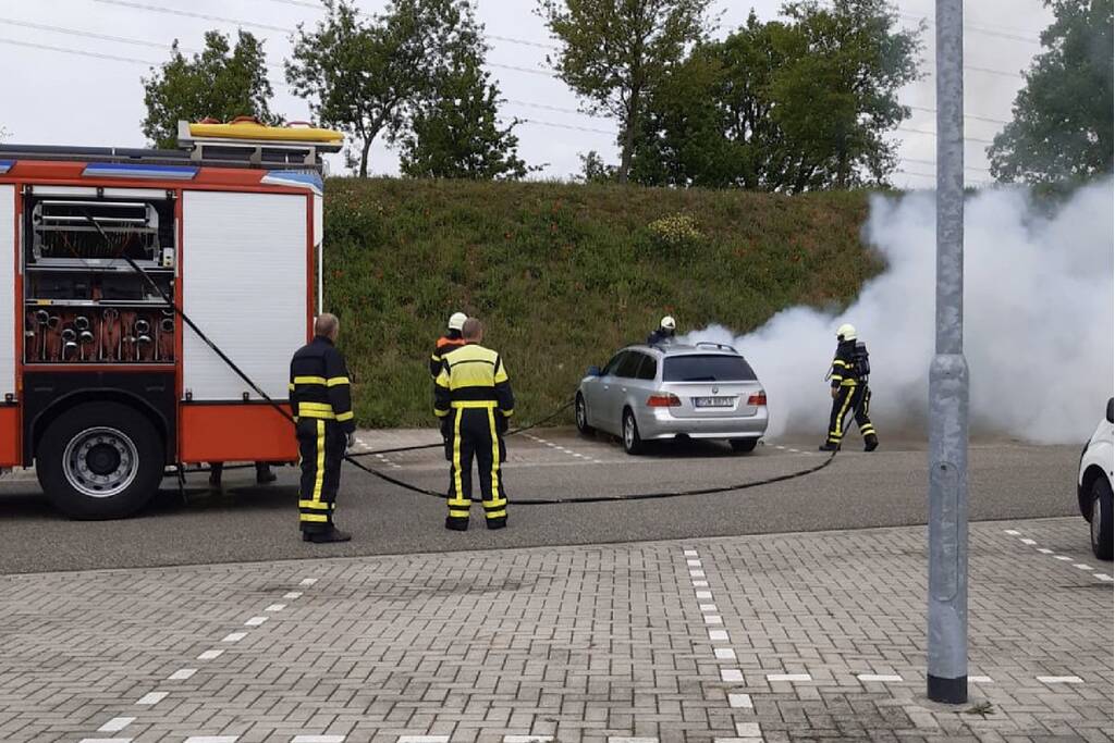 Geparkeerde auto Rosada Factory Outlet vat vlam