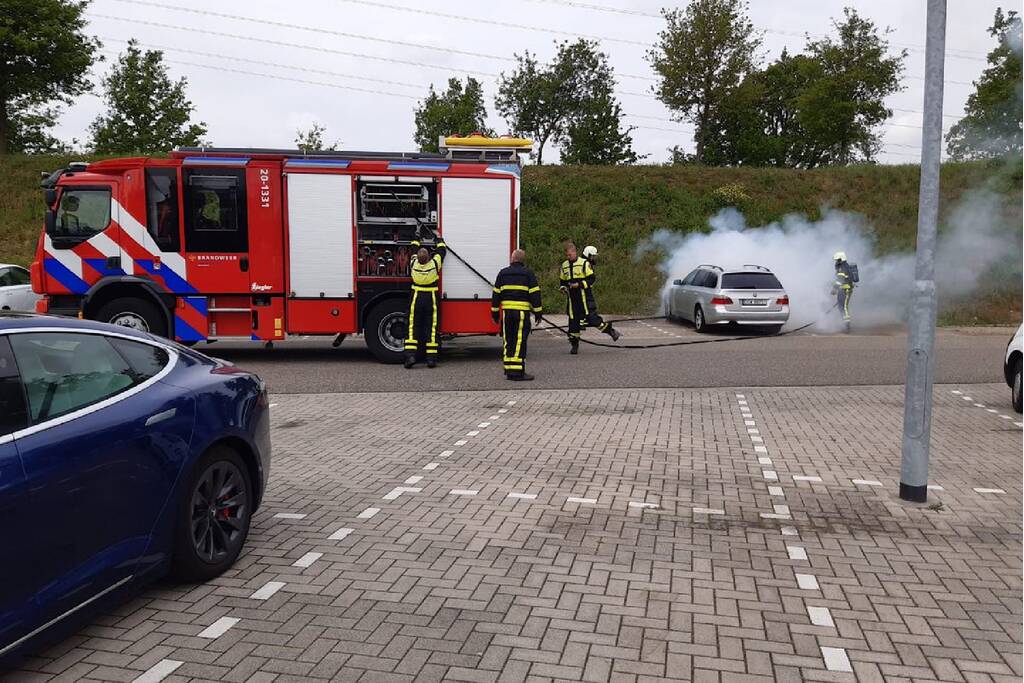 Geparkeerde auto Rosada Factory Outlet vat vlam