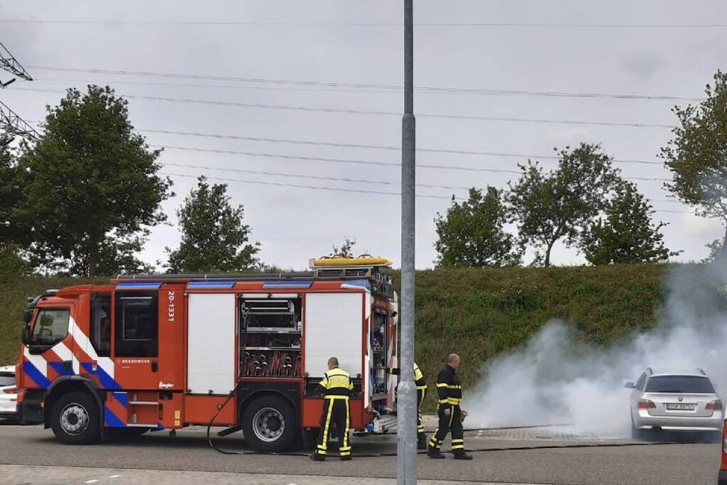 Geparkeerde auto Rosada Factory Outlet vat vlam