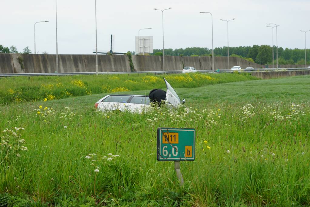 Auto te water, bestuurder gevlucht